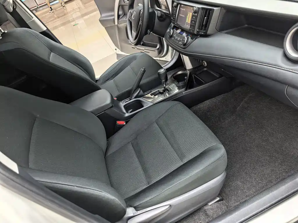 Toyota RAV4 2017 — фото 16