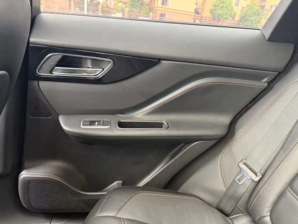 Jaguar F-PACE 2018 — фото 18