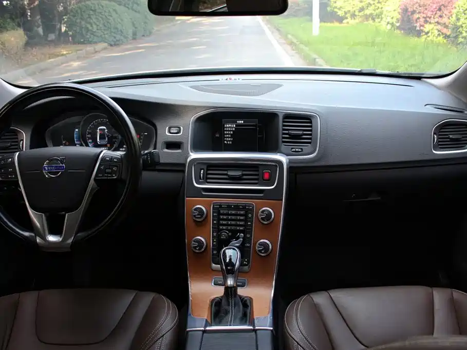Volvo S60 Plug-In Hybrid 2015 — фото 12
