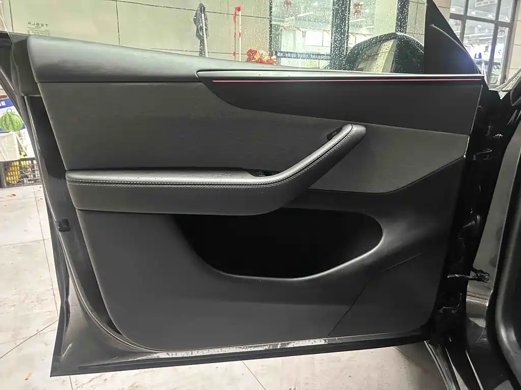 Tesla Model Y 2025 — фото 11