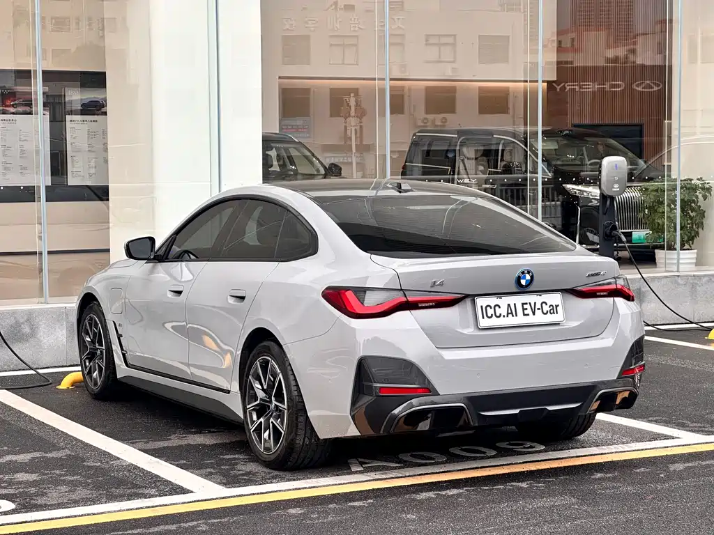 BMW i4 2025 — фото 20