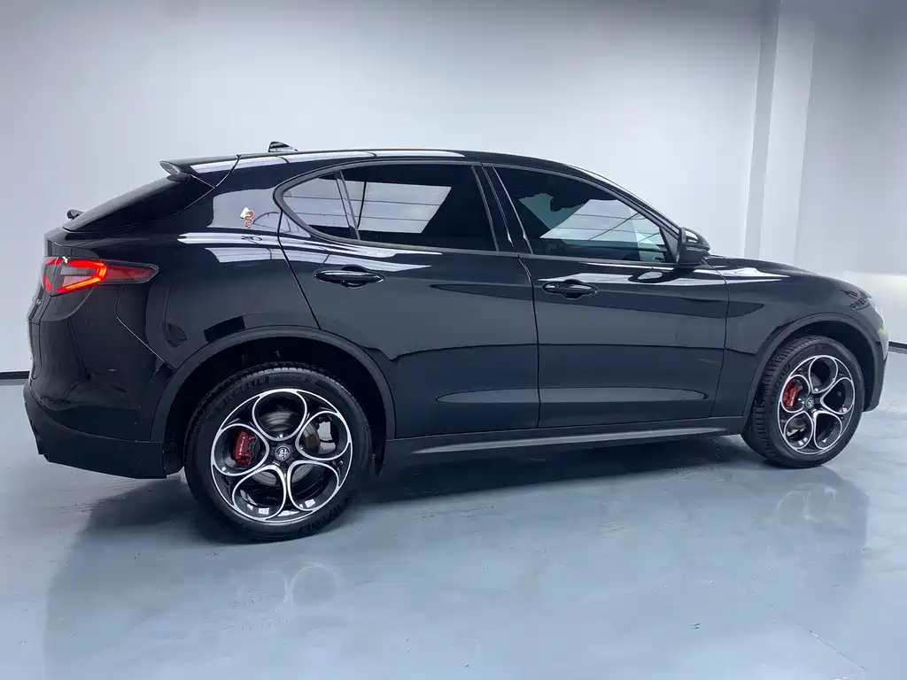 Alfa Romeo Stelvio 2025