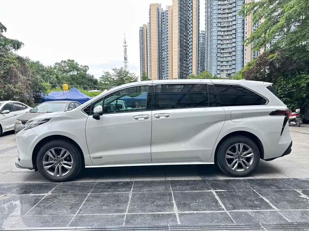 Toyota Sienna 2024 — фото 5