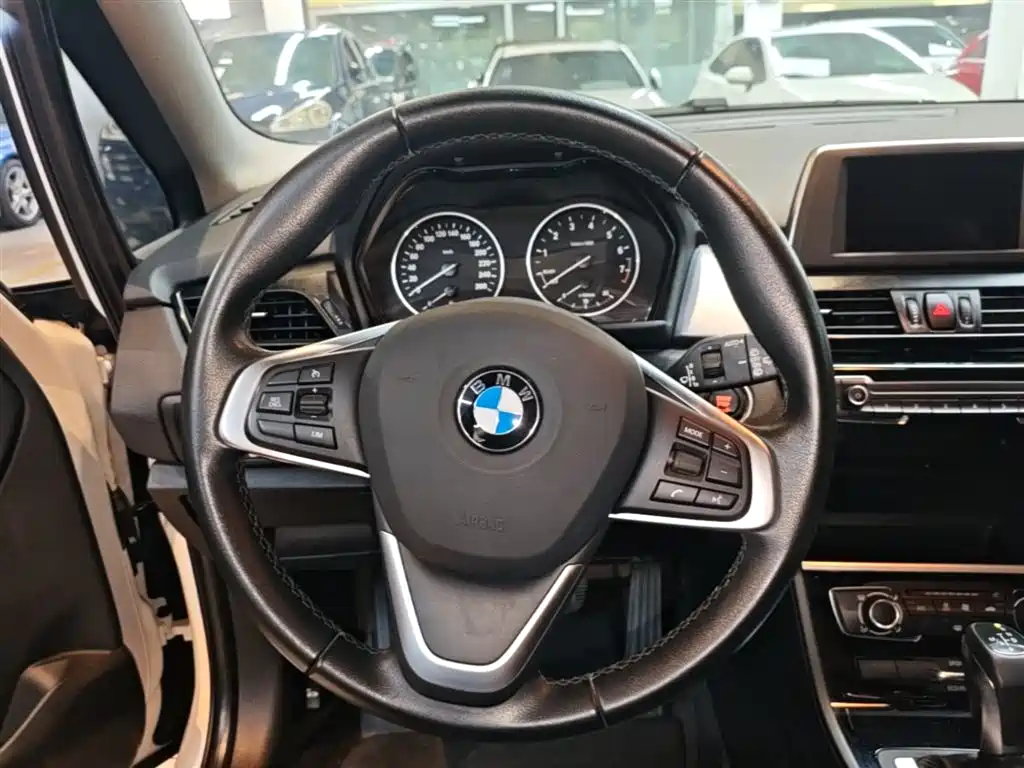 BMW 2 Series Active Tourer 2017 — фото 11