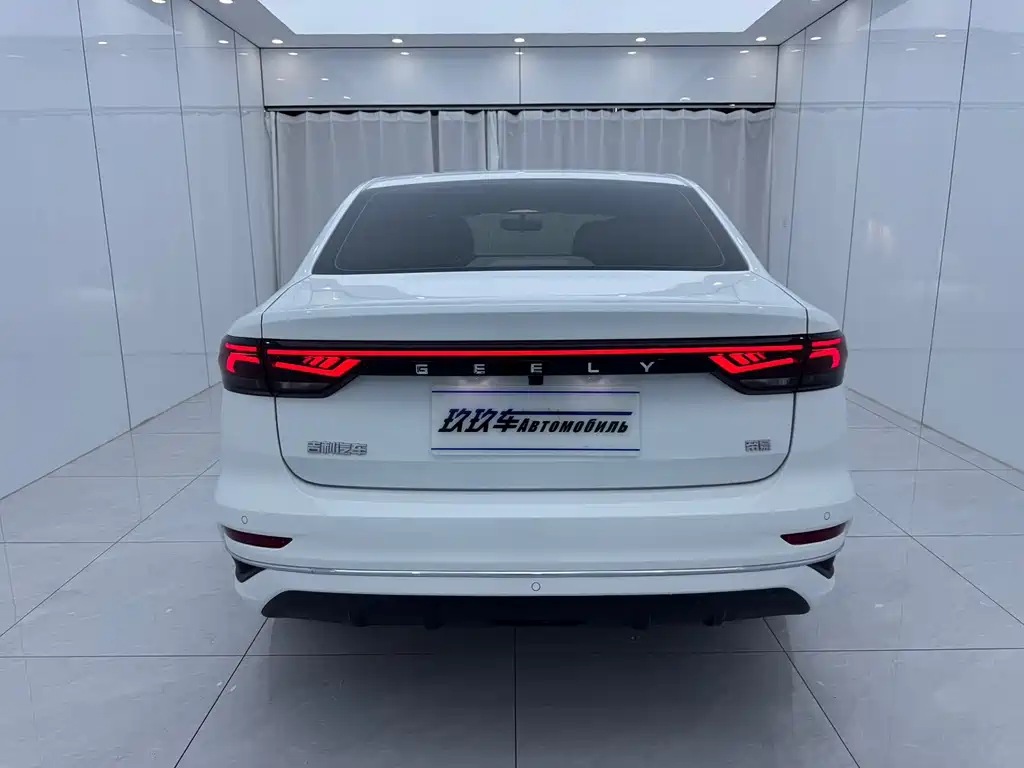 Geely Emgrand 2022
