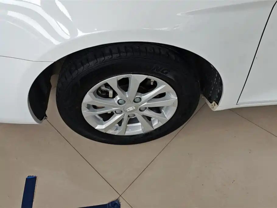 Geely Emgrand 2021