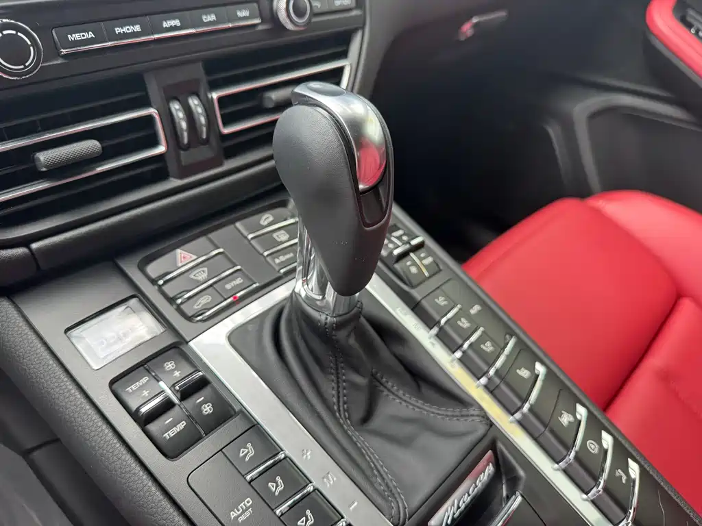 Porsche Macan 2021 — фото 13