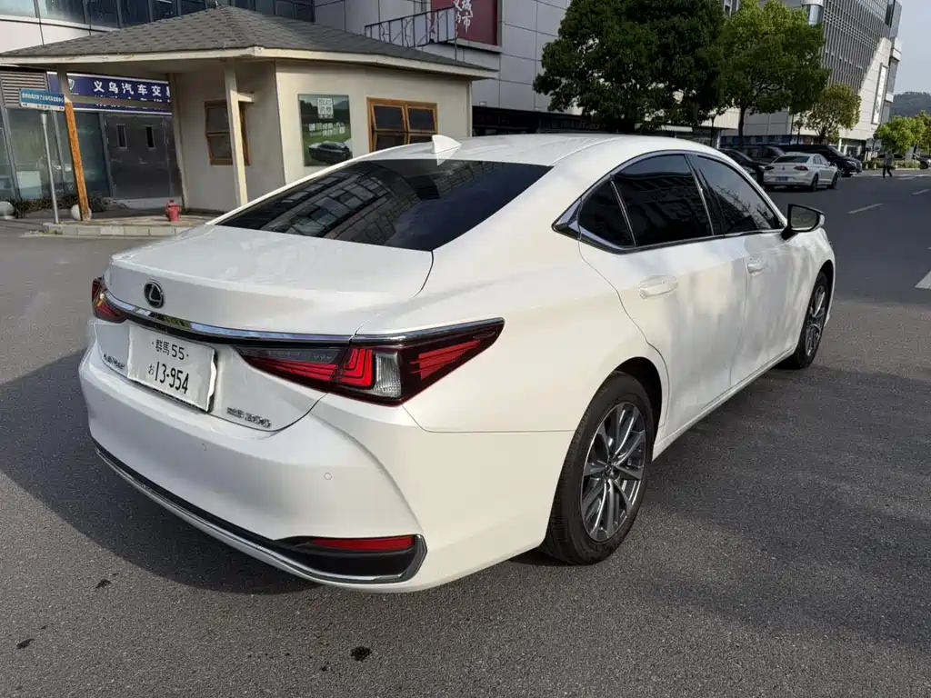 Lexus ES 2022 — фото 10