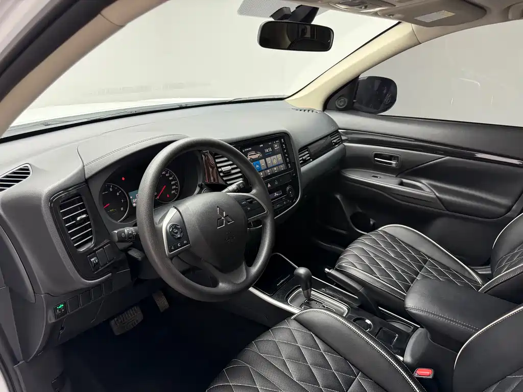 Mitsubishi Outlander 2023 — фото 11