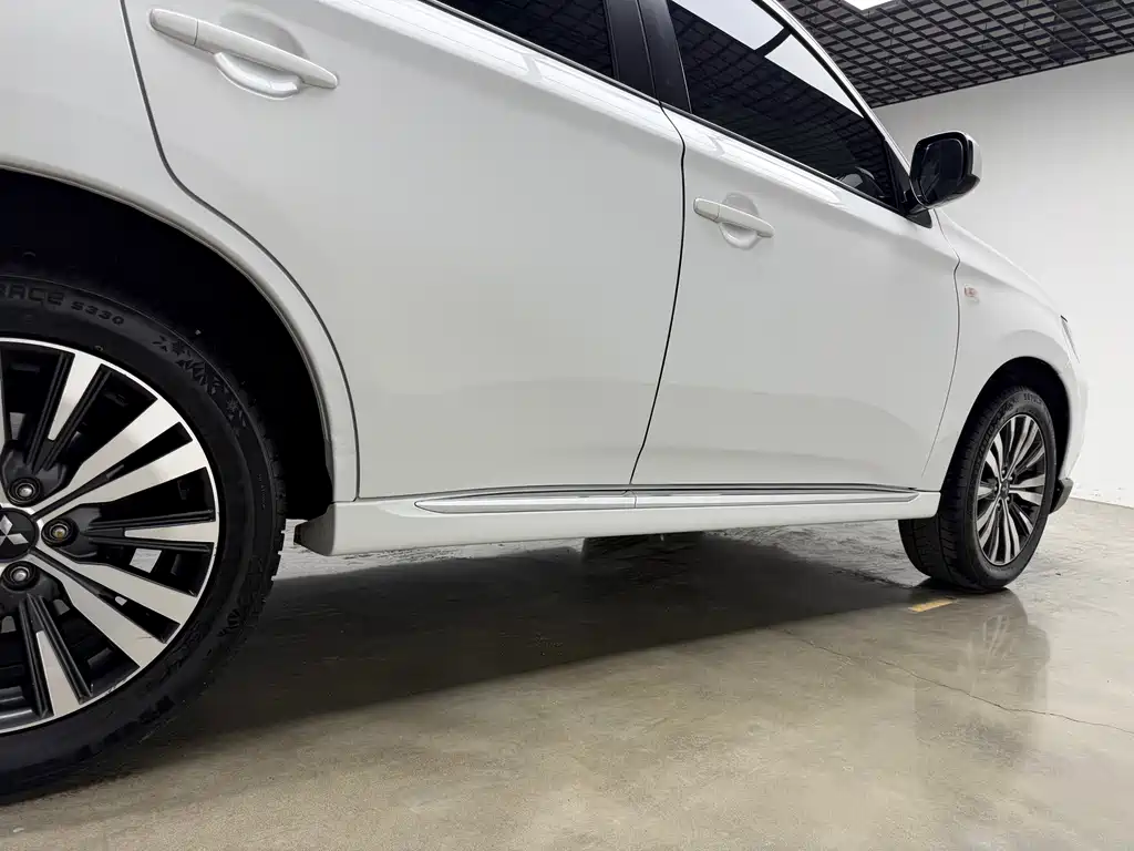 Mitsubishi Outlander 2023 — фото 20
