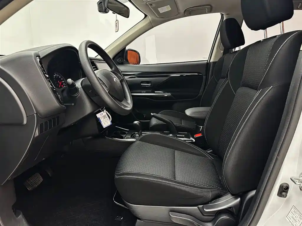 Mitsubishi Outlander 2021 — фото 18