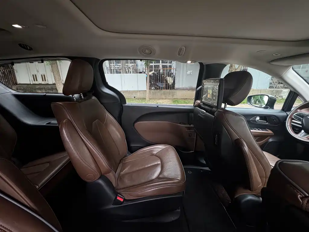 Chrysler Grand Voyager 2018 — фото 21
