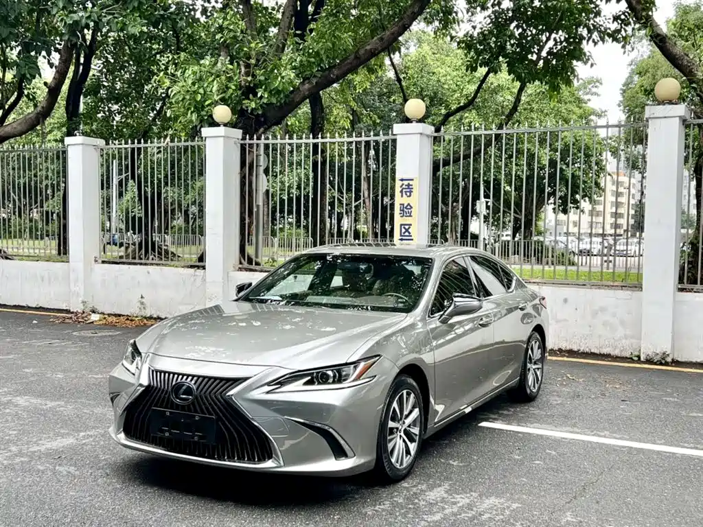 Lexus ES 2021 — фото 1