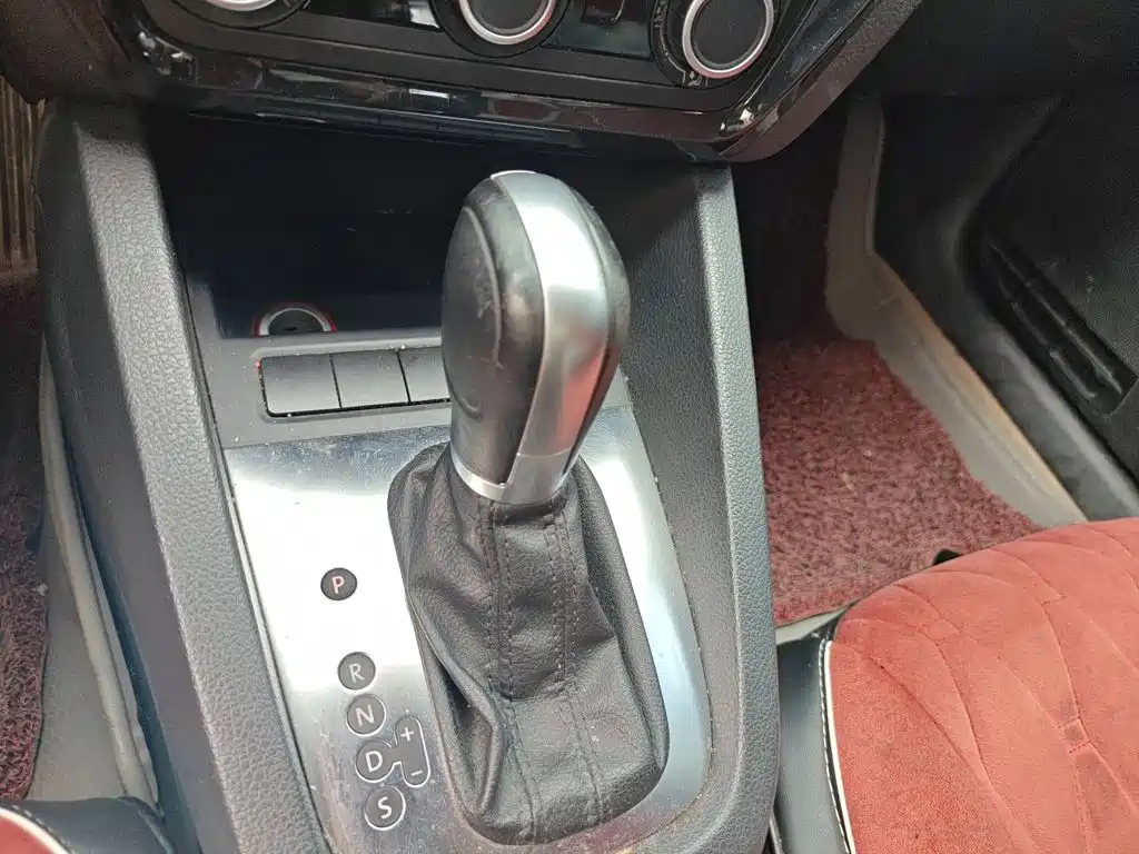 Volkswagen Sagitar 2015