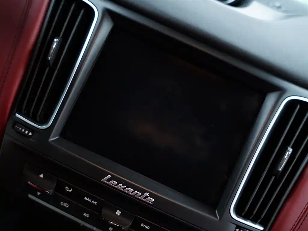 Maserati Levante 2018 — фото 48