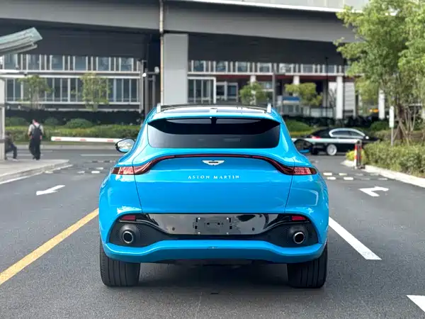 Aston Martin DBX 2022