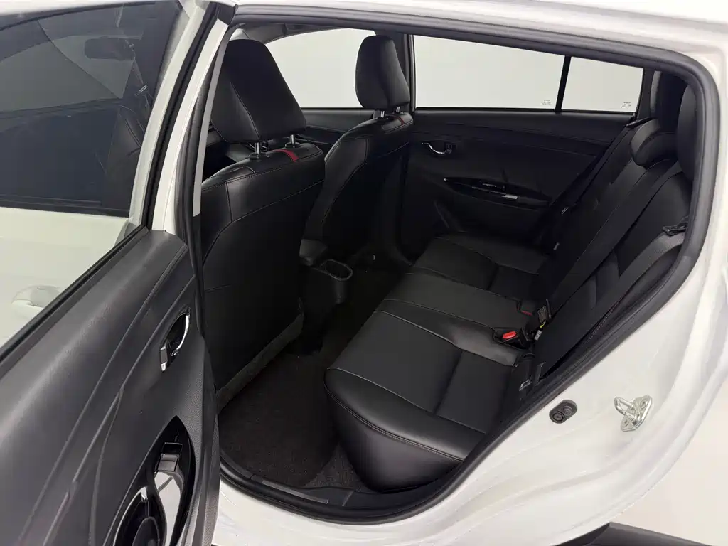 Toyota Yaris L 2022 — фото 13