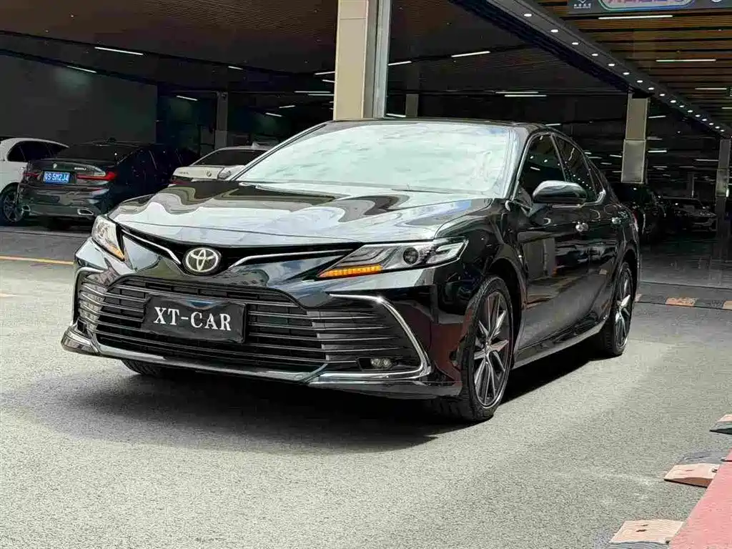 Toyota Camry 2022 — фото 1