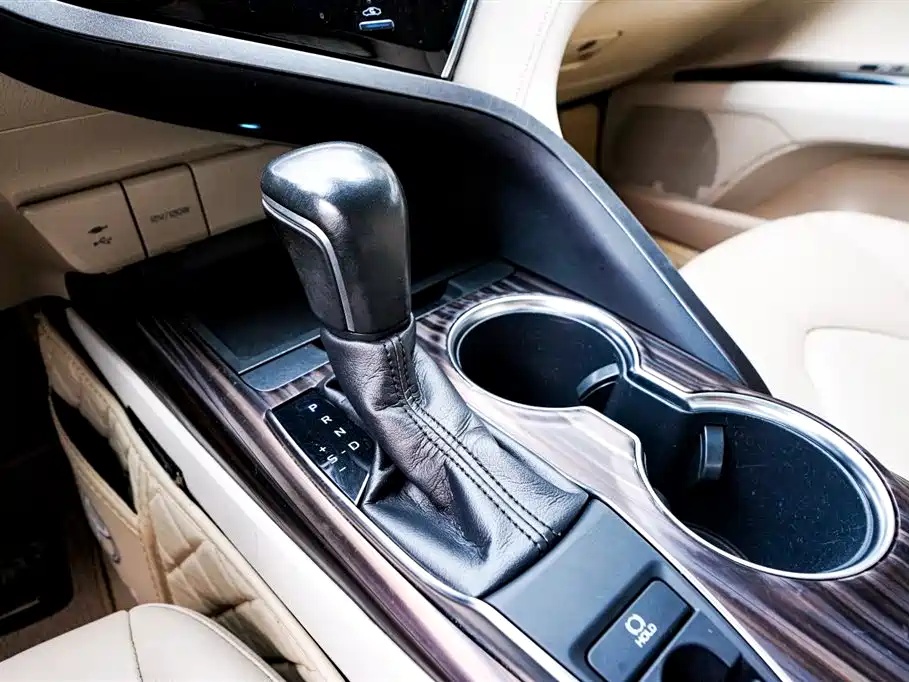 Toyota Camry 2018 — фото 13