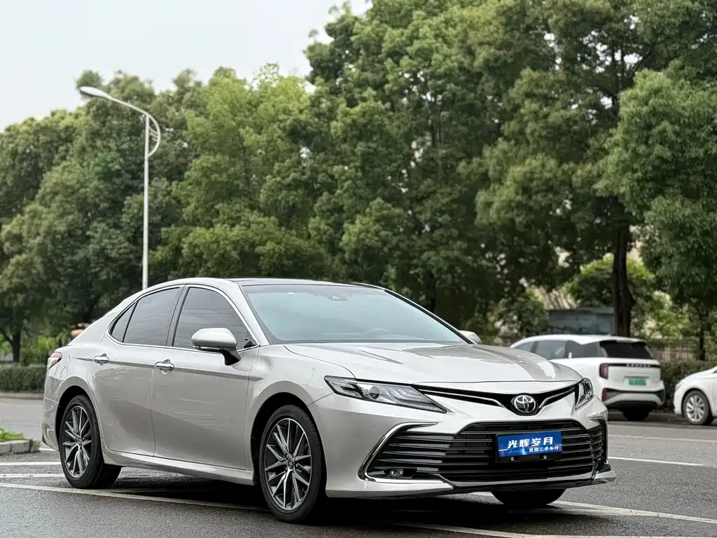 Toyota Camry 2022 — фото 2