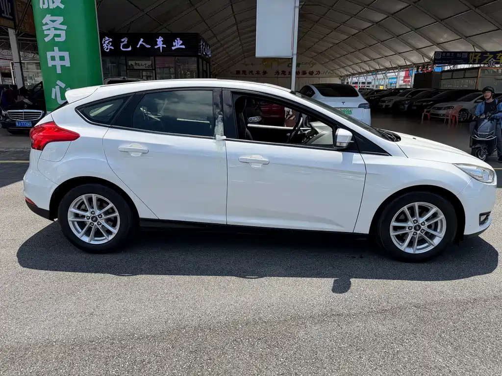 Ford Focus 2015 — фото 14