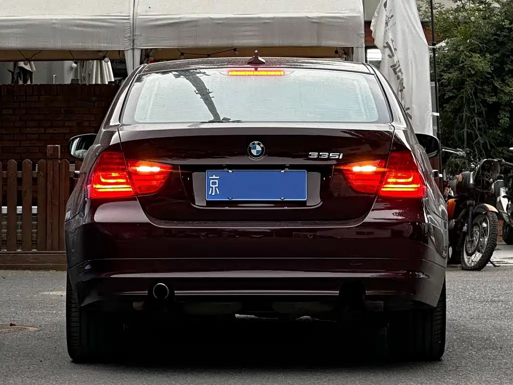 BMW 3 Series 2010 — фото 9
