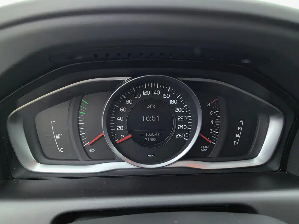 Volvo XC60 2017 — фото 20