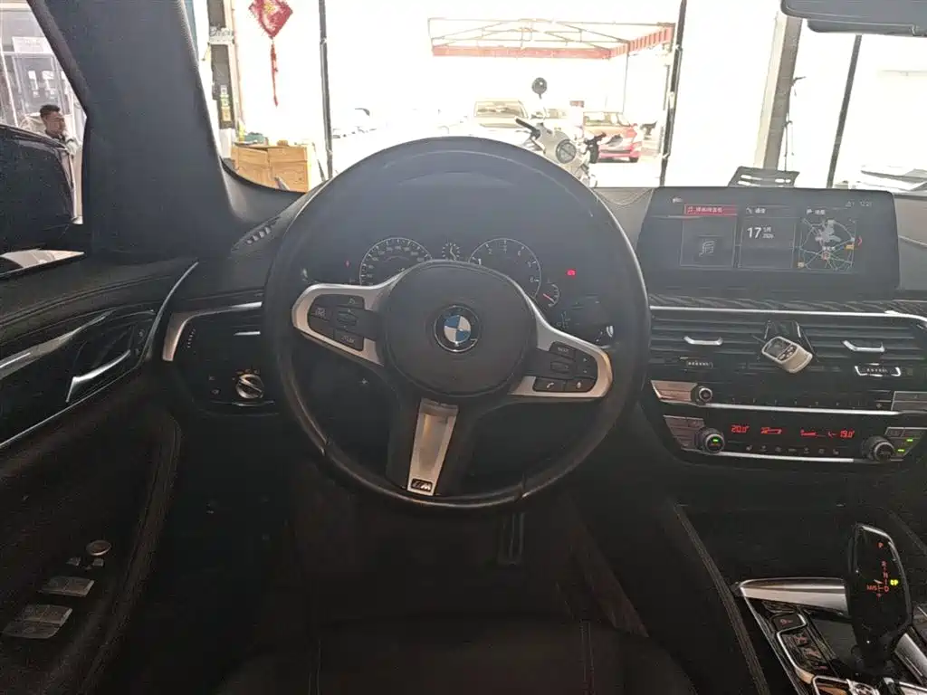 BMW 5 Series 2019 — фото 11