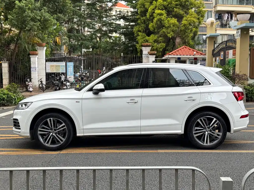 Audi Q5L 2021 — фото 16