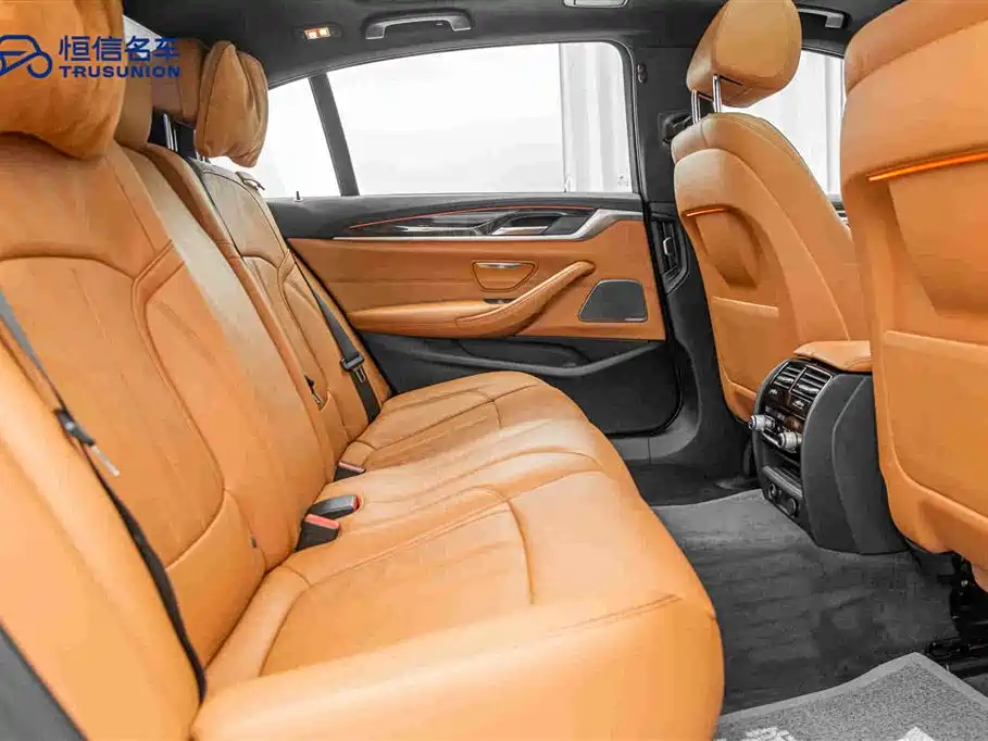 BMW 5 Series 2019 — фото 16