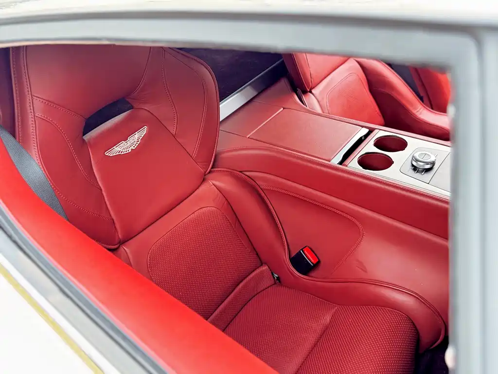 Aston Martin Rapide 2017 — фото 20
