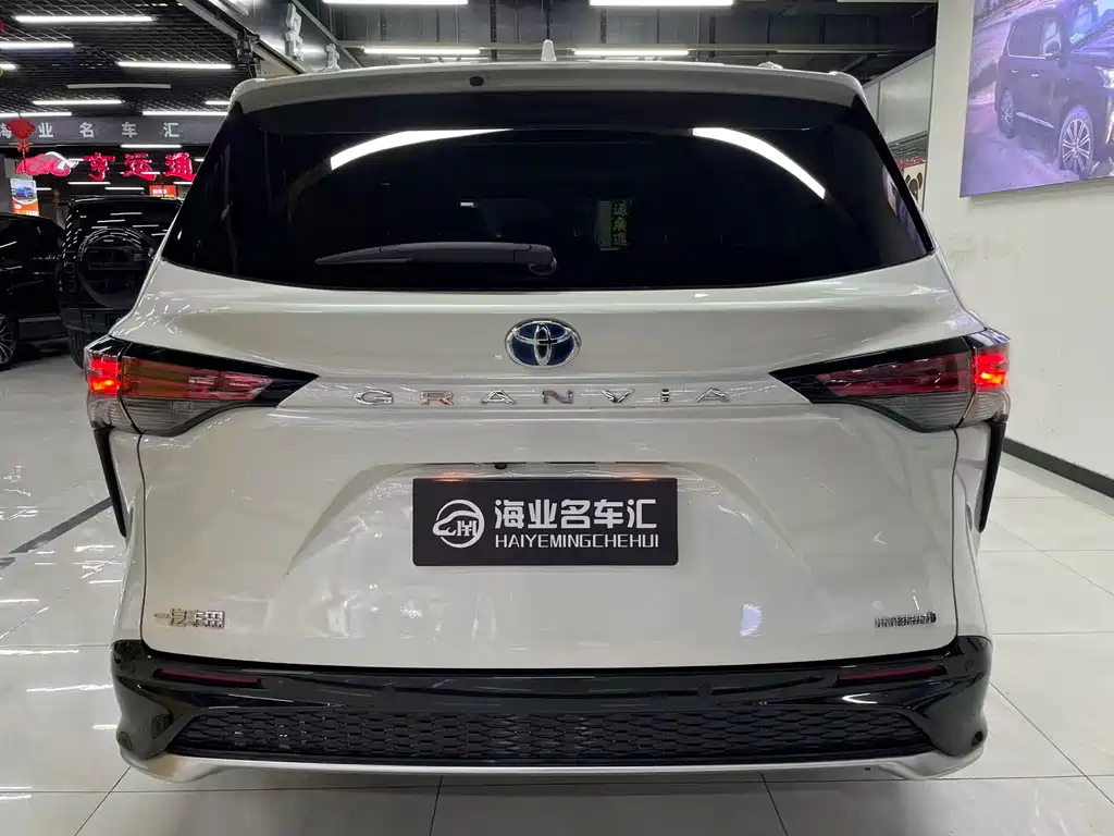 Toyota Granvia 2023