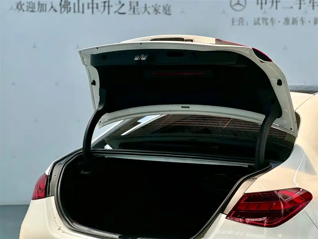 Mercedes-Benz C-Class 2024 — фото 3