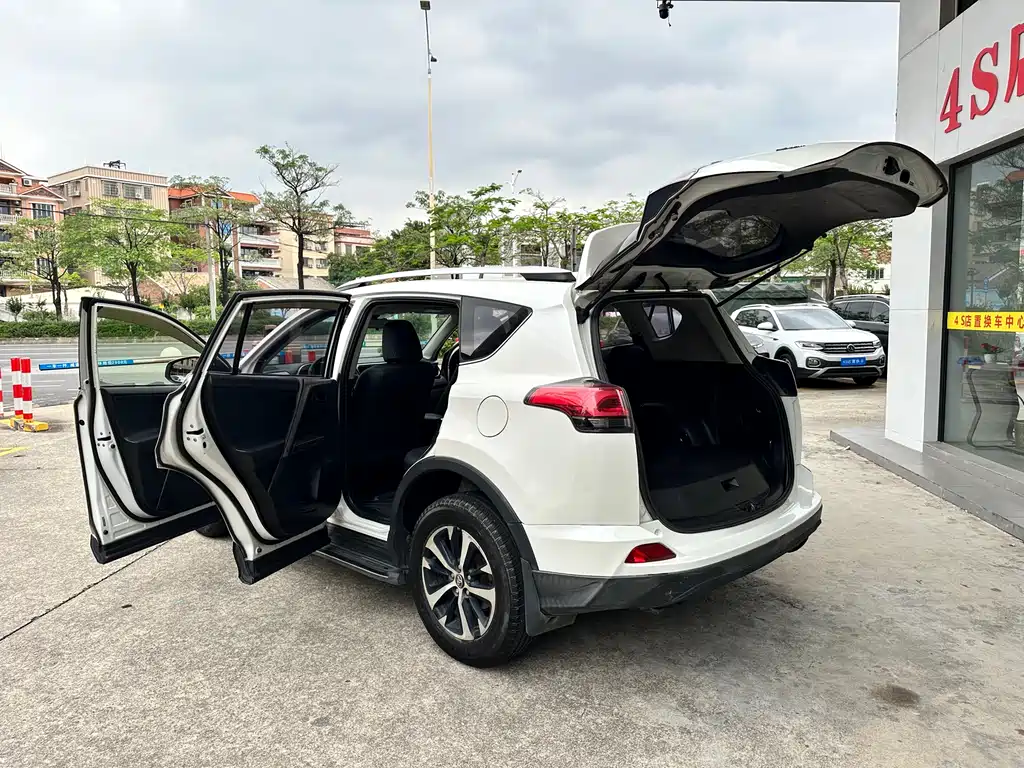 Toyota RAV4 2017 — фото 21