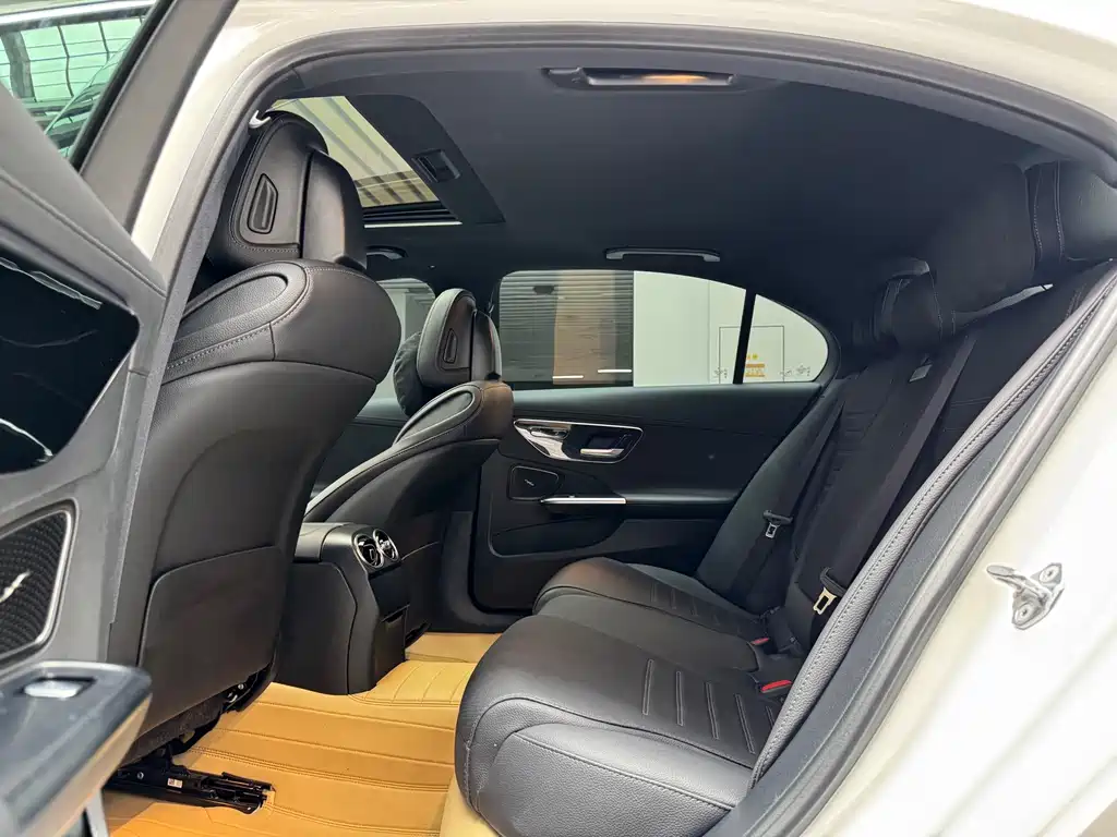 Mercedes-Benz C-Class 2023 — фото 13