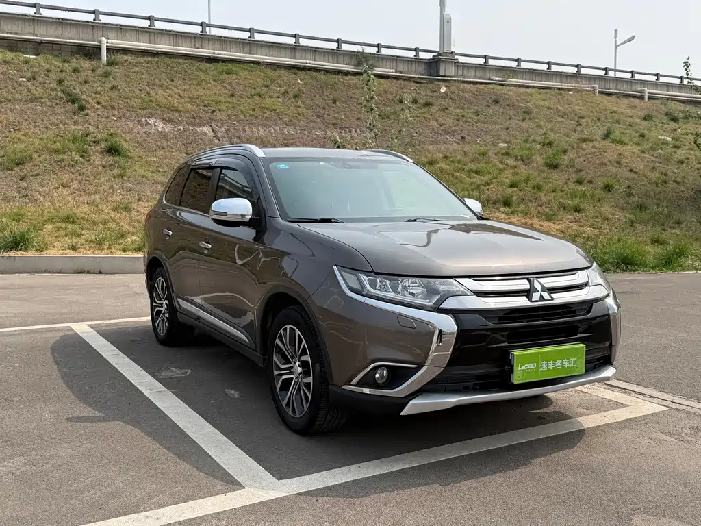 Mitsubishi Outlander 2016 — фото 3