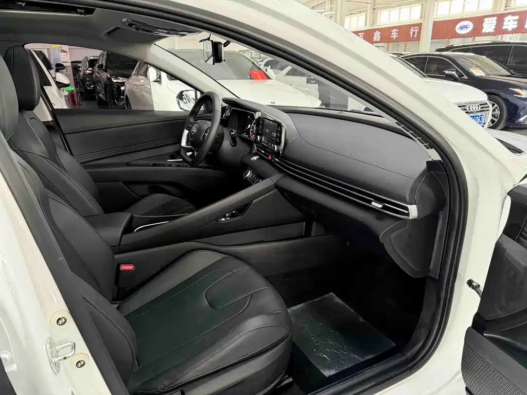 Hyundai Elantra 2023 — фото 17