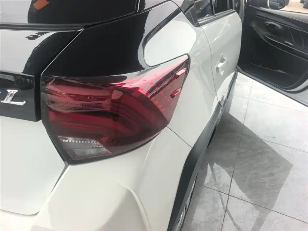 Toyota Yaris L 2020 — фото 8