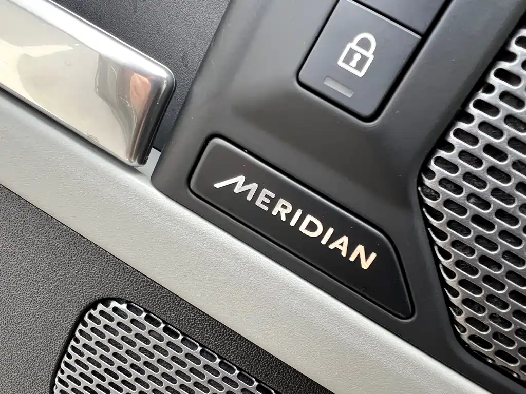 Land Rover Defender 2023 — фото 13