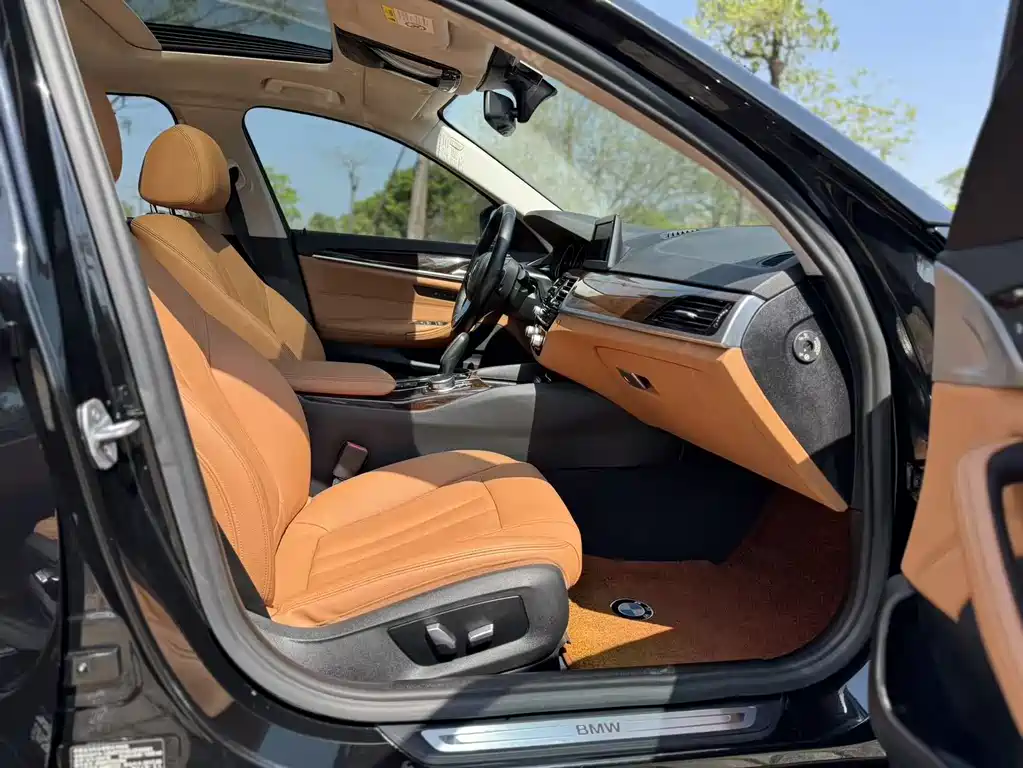 BMW 5 Series 2017 — фото 10