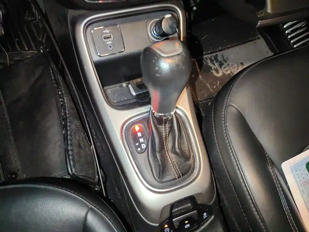 Jeep Compass 2018 — фото 11