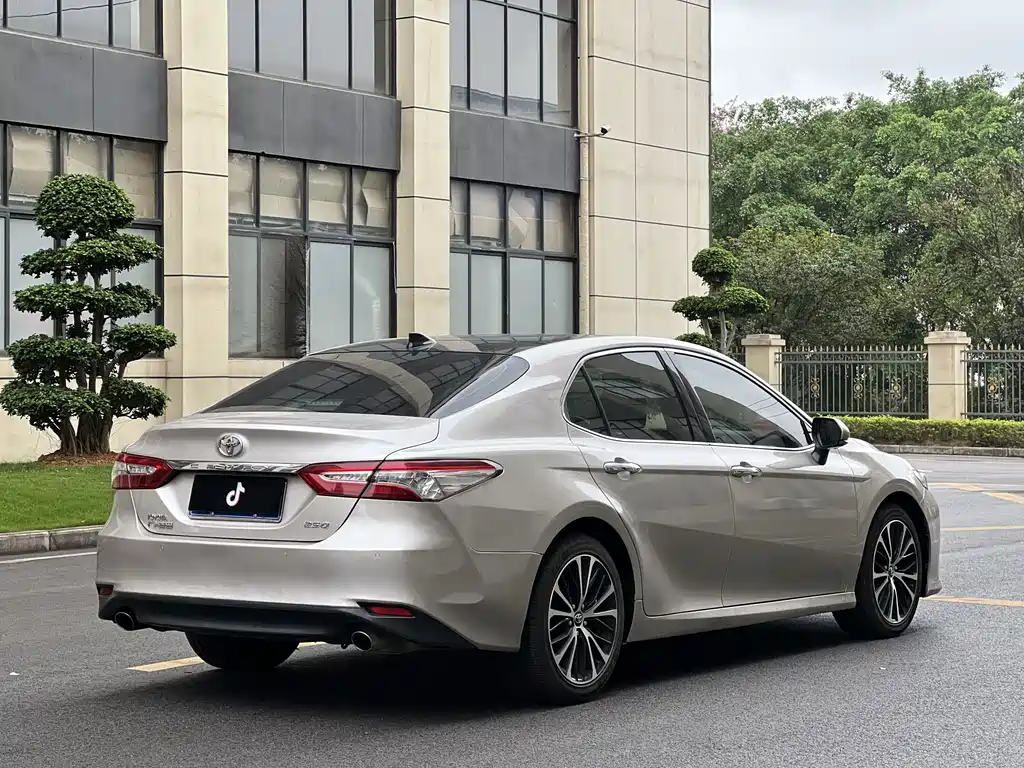 Toyota Camry 2018 — фото 23