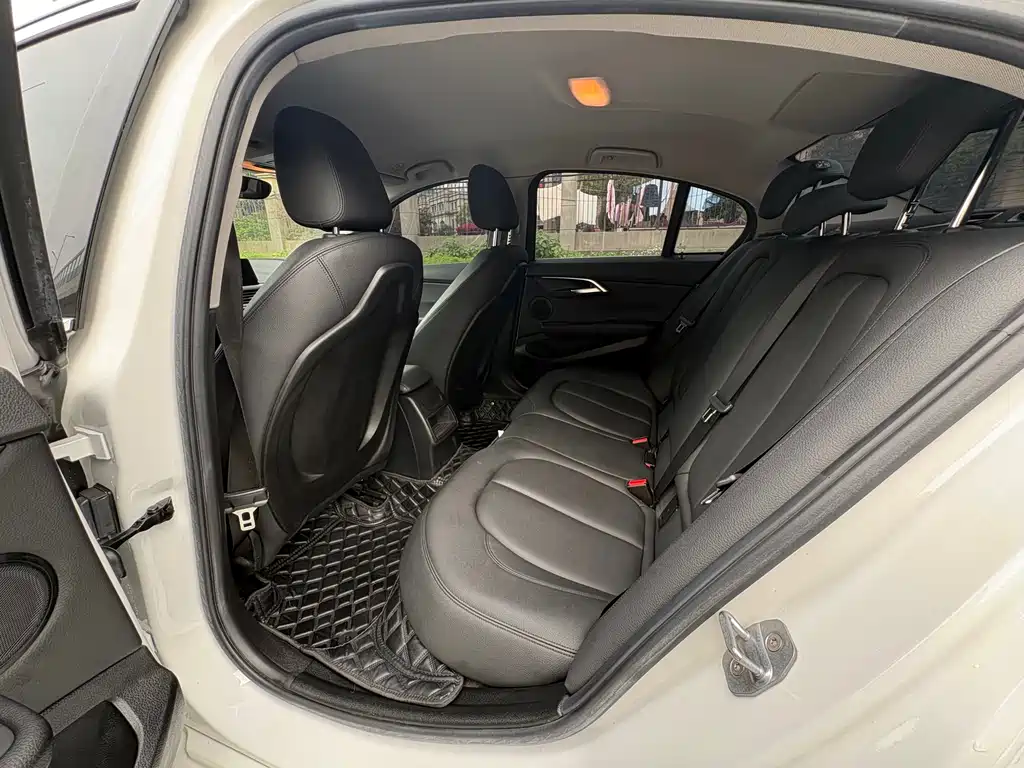 BMW 1 Series 2019 — фото 15