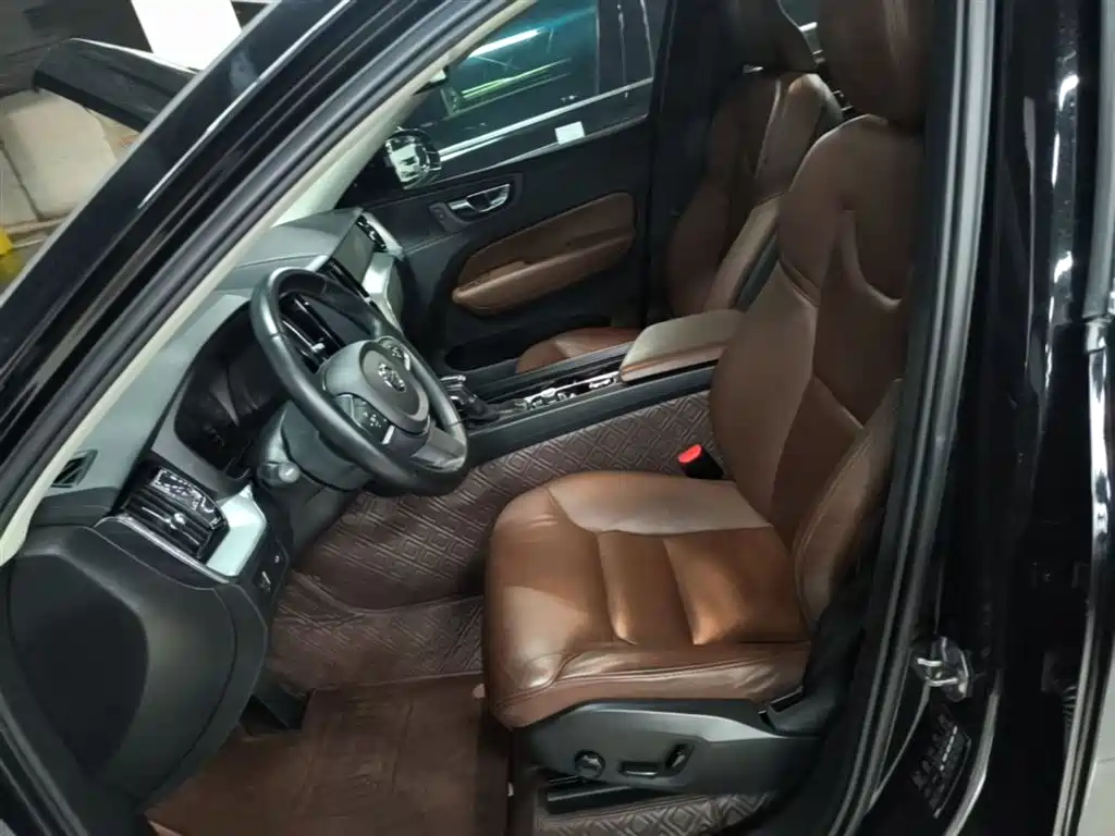 Volvo XC60 2020 — фото 15