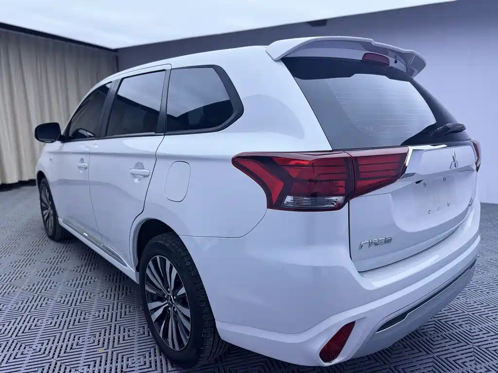 Mitsubishi Outlander 2022 — фото 2