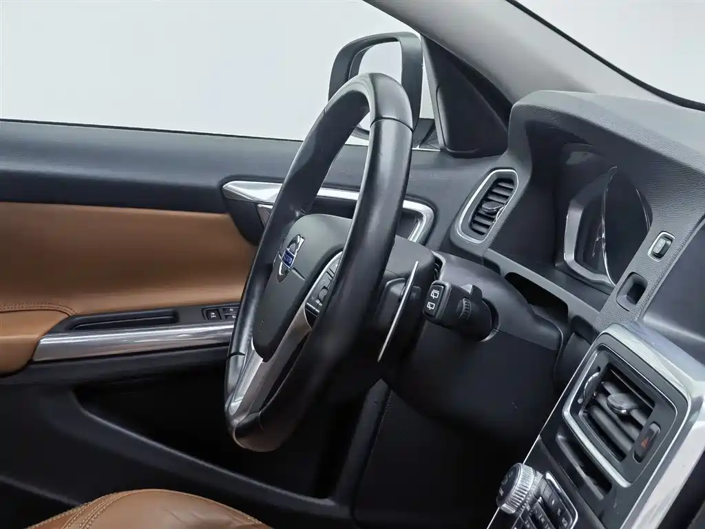 Volvo V60 2016 — фото 22