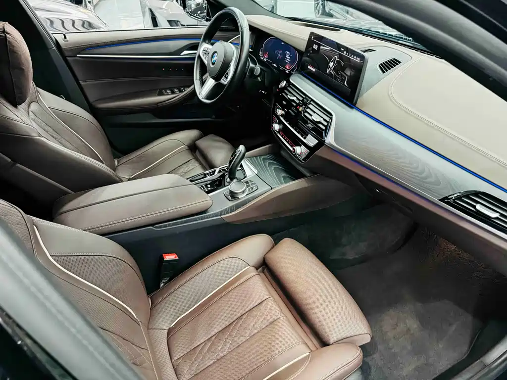 BMW 5 Series 2021 — фото 10