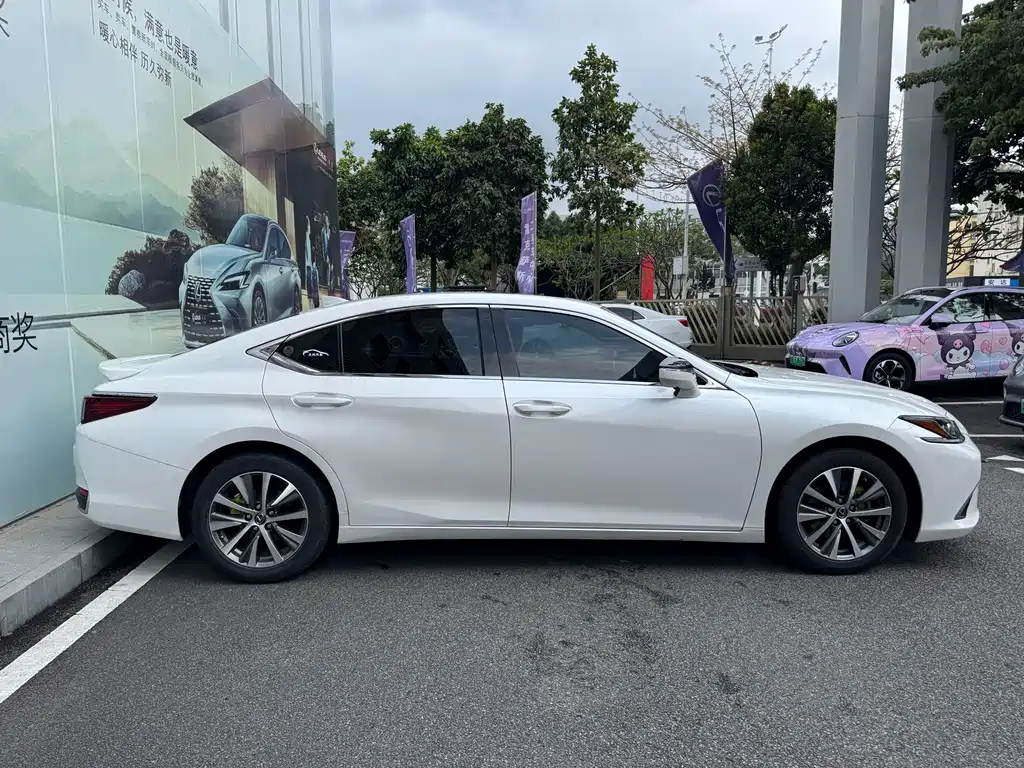 Lexus ES 2019 — фото 13
