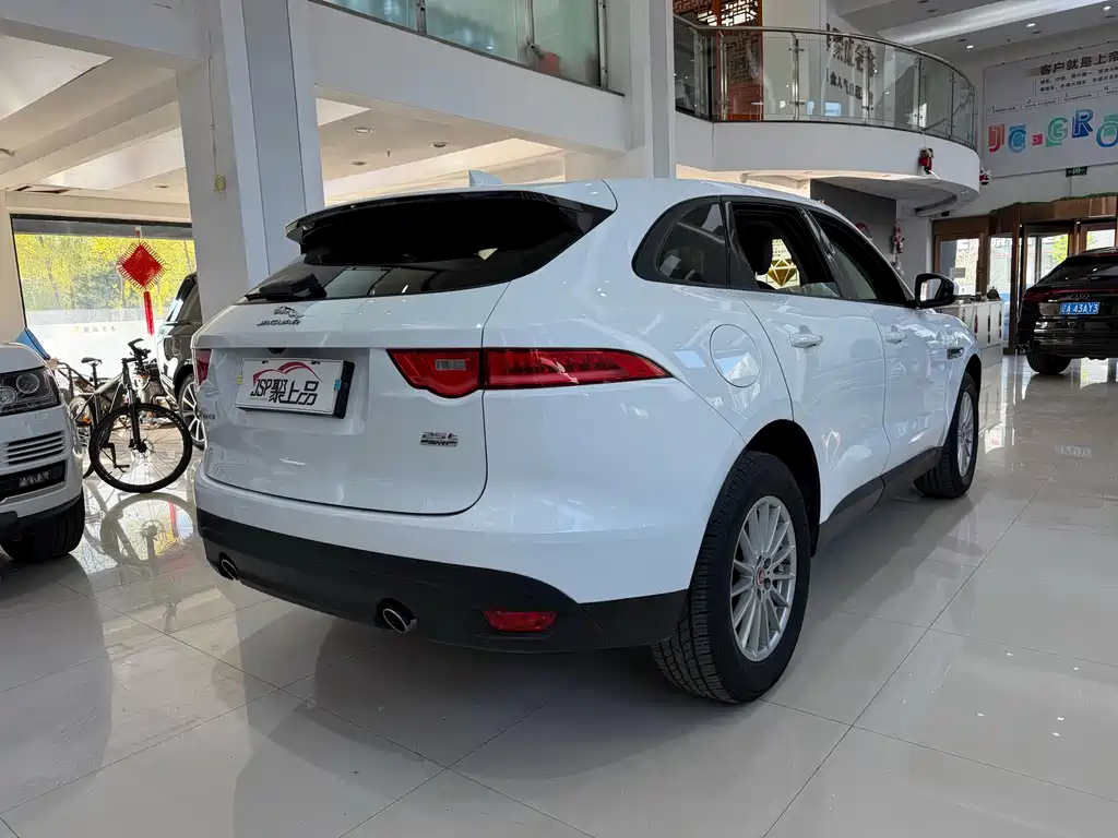 Jaguar F-PACE 2017 — фото 10