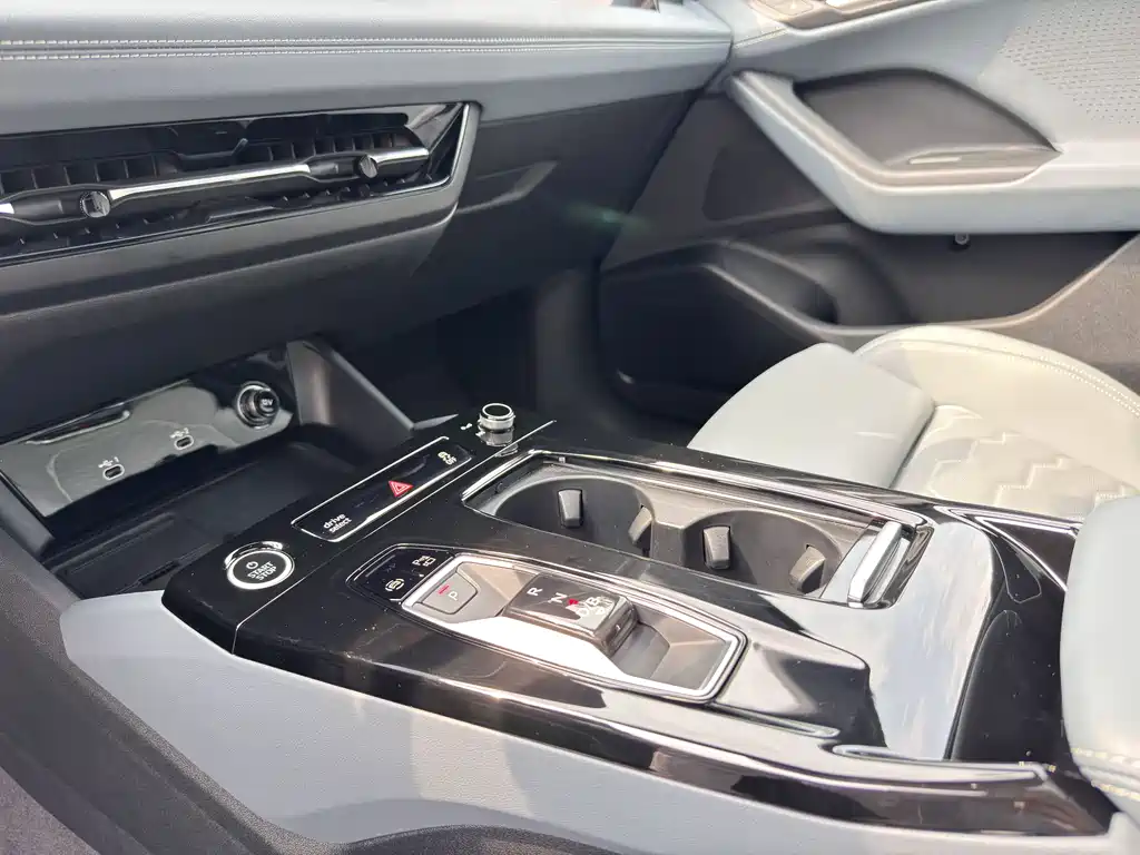 Audi Q6L e-tron 2025 — фото 17
